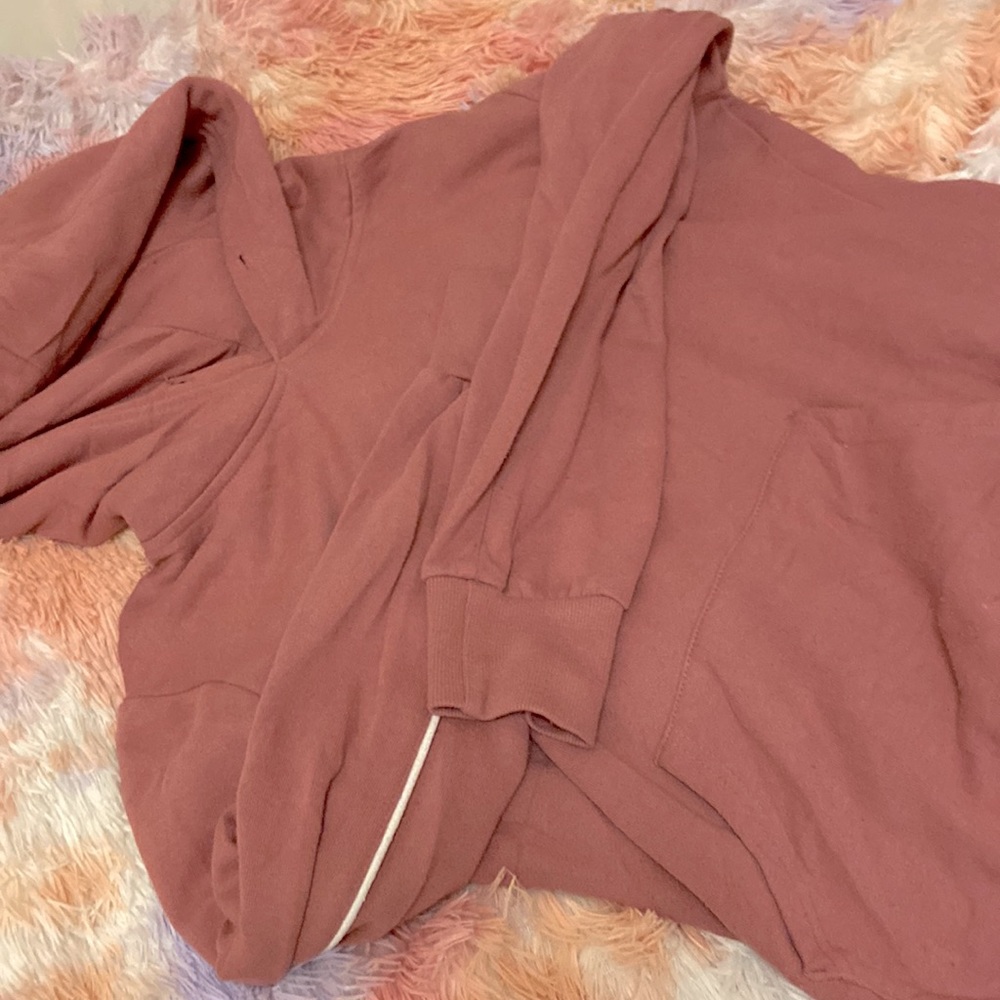 Crop top hoodie missing hood strings